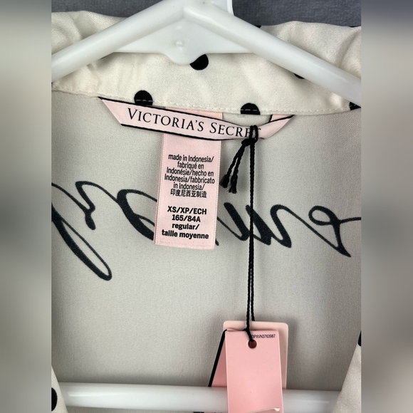 Victoria’s Secret  Soft Silky feel Pajama Button Down Top Size XS - Picture 11 of 11